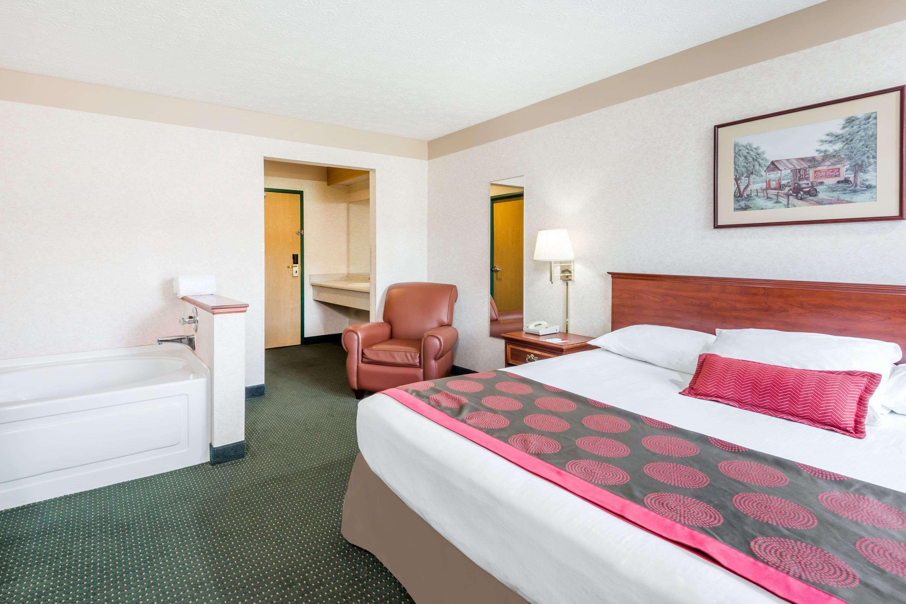 Ramada By Wyndham Strasburg Dover Esterno foto