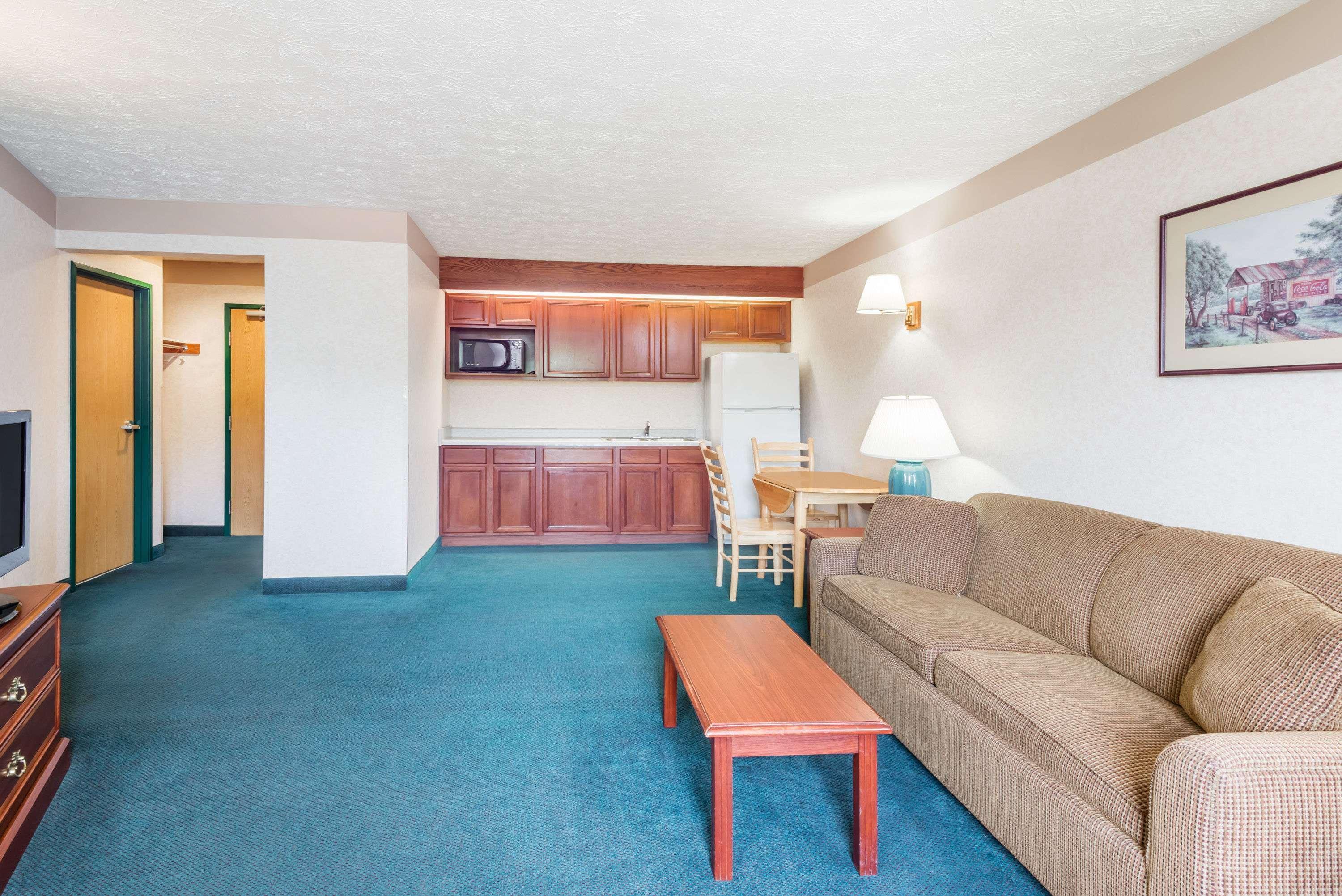 Ramada By Wyndham Strasburg Dover Esterno foto